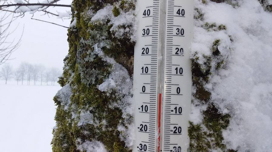 La nieve ha llegado a los montes de Gipuzkoa y ya complica la circulación en varios puntos del territorio, como en Pagozelai. Los camiones con sal ya están operativos. También ha hecho presencia en las campas de Urbia. La lluvia ha sido la protagonista, asimismo, del mal tiempo este martes.