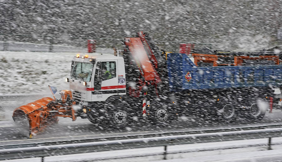 La nieve ha llegado a los montes de Gipuzkoa y ya complica la circulación en varios puntos del territorio, como en Pagozelai. Los camiones con sal ya están operativos. También ha hecho presencia en las campas de Urbia. La lluvia ha sido la protagonista, asimismo, del mal tiempo este martes.