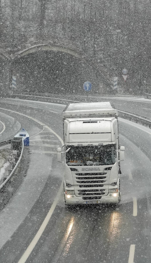 La nieve ha llegado a los montes de Gipuzkoa y ya complica la circulación en varios puntos del territorio, como en Pagozelai. Los camiones con sal ya están operativos. También ha hecho presencia en las campas de Urbia. La lluvia ha sido la protagonista, asimismo, del mal tiempo este martes.