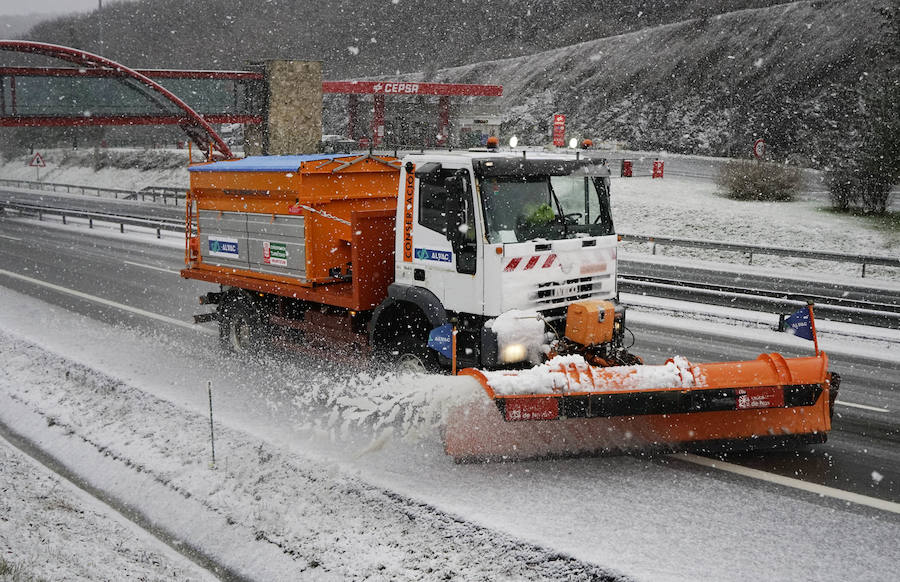 La nieve ha llegado a los montes de Gipuzkoa y ya complica la circulación en varios puntos del territorio, como en Pagozelai. Los camiones con sal ya están operativos. También ha hecho presencia en las campas de Urbia. La lluvia ha sido la protagonista, asimismo, del mal tiempo este martes.