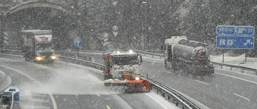 La nieve ha llegado a los montes de Gipuzkoa y ya complica la circulación en varios puntos del territorio, como en Pagozelai. Los camiones con sal ya están operativos. También ha hecho presencia en las campas de Urbia. La lluvia ha sido la protagonista, asimismo, del mal tiempo este martes.