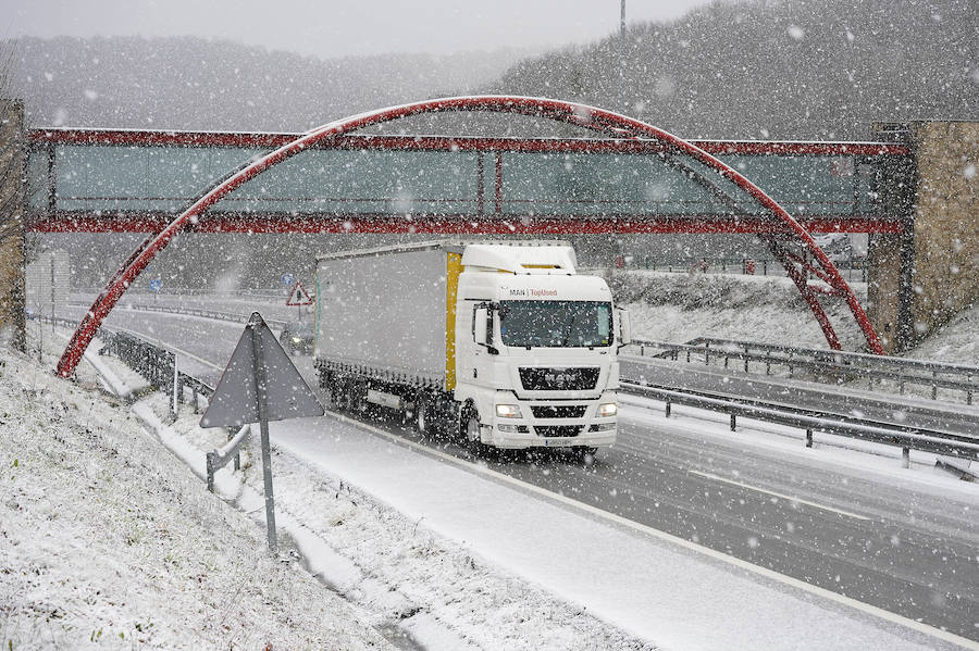 La nieve ha llegado a los montes de Gipuzkoa y ya complica la circulación en varios puntos del territorio, como en Pagozelai. Los camiones con sal ya están operativos. También ha hecho presencia en las campas de Urbia. La lluvia ha sido la protagonista, asimismo, del mal tiempo este martes.