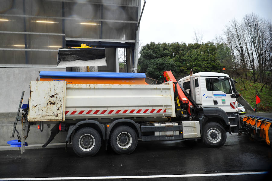 La nieve ha llegado a los montes de Gipuzkoa y ya complica la circulación en varios puntos del territorio, como en Pagozelai. Los camiones con sal ya están operativos. También ha hecho presencia en las campas de Urbia. La lluvia ha sido la protagonista, asimismo, del mal tiempo este martes.