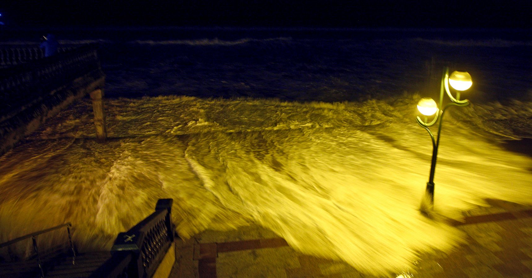 Las intensas lluvias y el viento provocan numerosas incidencias en el territorio. 