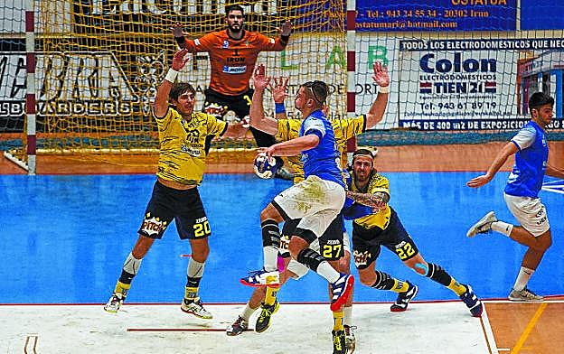 Los bidasotarras durante el partido de Copa ante el Atlético Valladolid.
