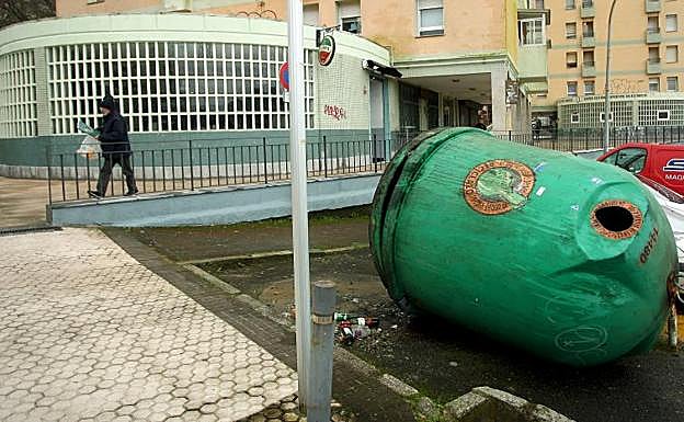 Contenedor volcado en Altza