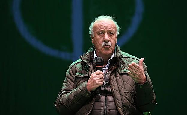 Vicente Del Bosque, durante el encuentro de ayer en Irun.