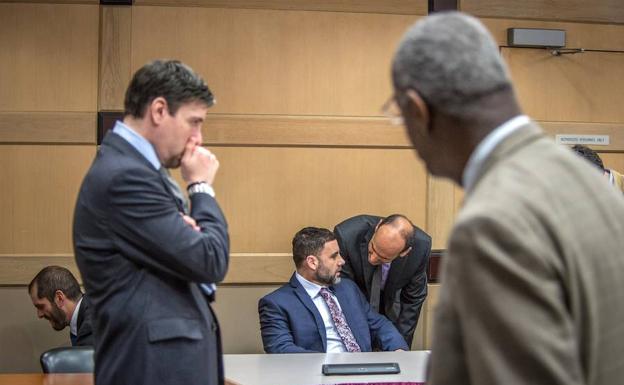 Pablo Ibar conversa con su abogado Benjamin Waxman durante el juicio en el tribunal estatal de Florida en Fort Lauderdale