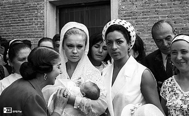 Imagen principal - Arriba: la cantante Marisol, junto a Lola Flores (dcha) y Estrellita Castro (izq) en el bautizo del hijo de Carmen Sevilla (Madrid, 1964). Abajo: modelos durante un desfile de la firma Vargas Ochagavía (1965) y el retrato de una mujer con un mantón de Manila (1932).