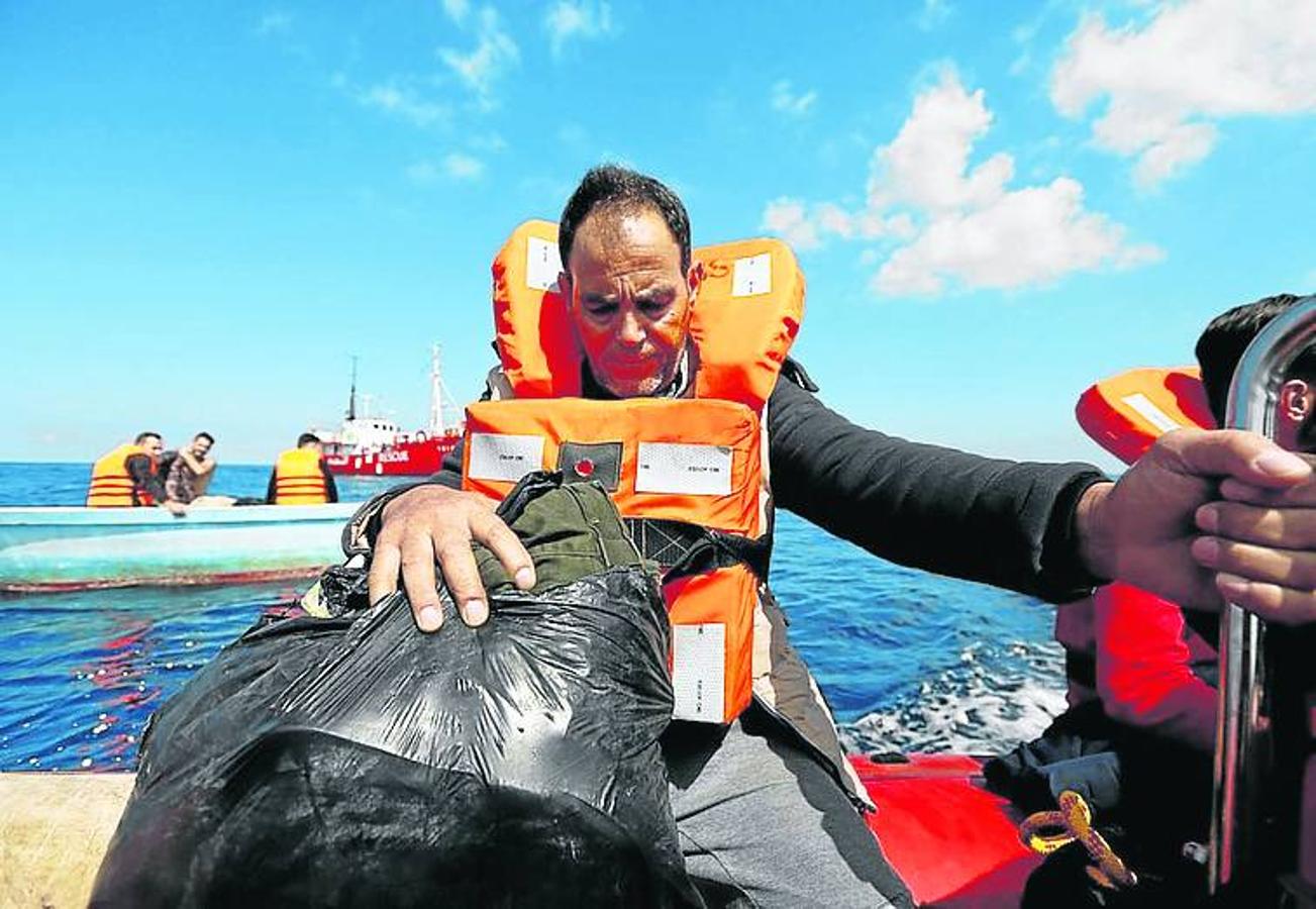 Emigrantes que huyen de la guerra, a punto de ser rescatados por un buque de salvamento italiano en el Mediterráneo.
