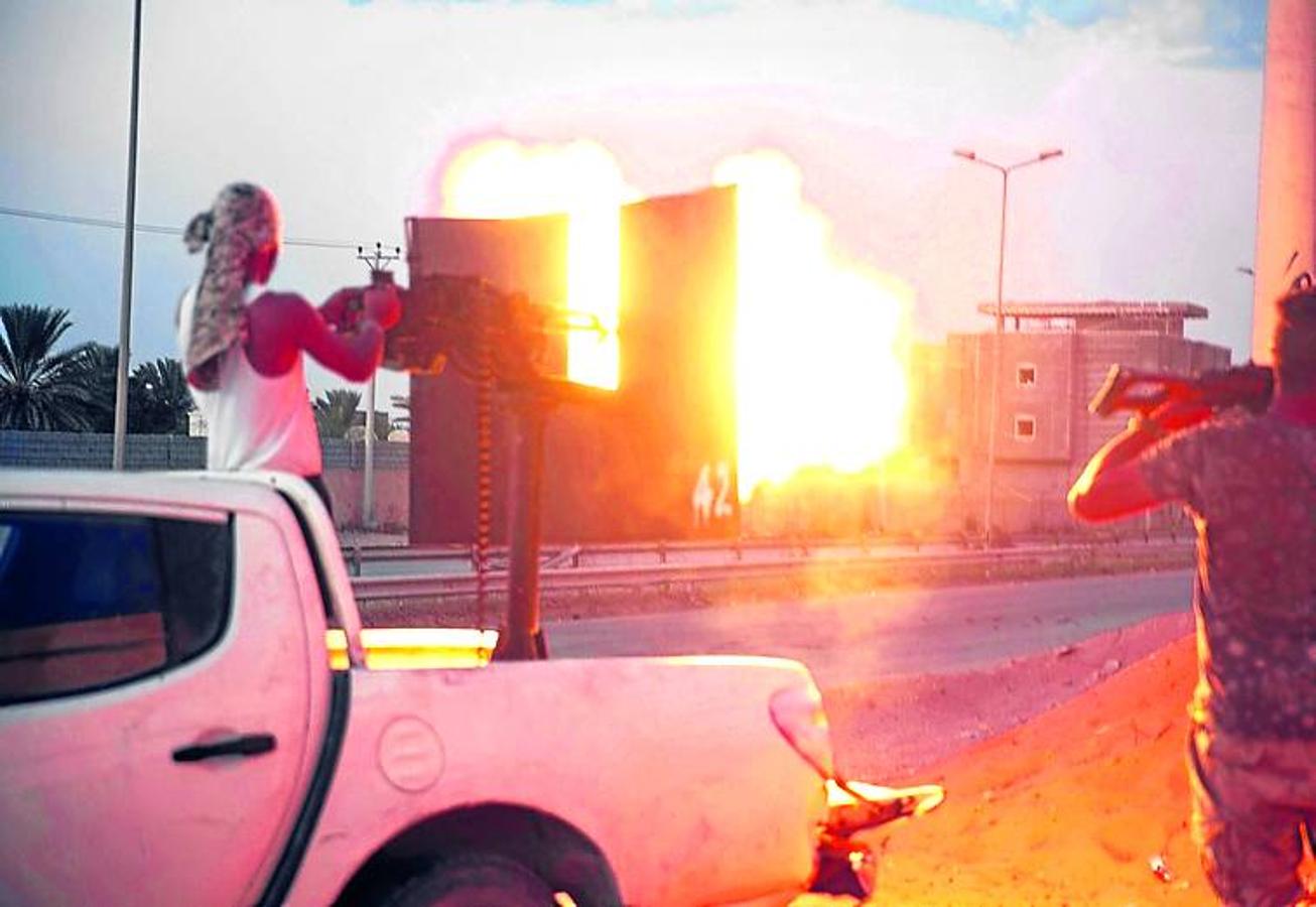 Tropas del Gobierno libio reconocido por la ONU luchan contra los rebeldes en el sur de Trípoli, el 21 de septiembre del año pasado. 