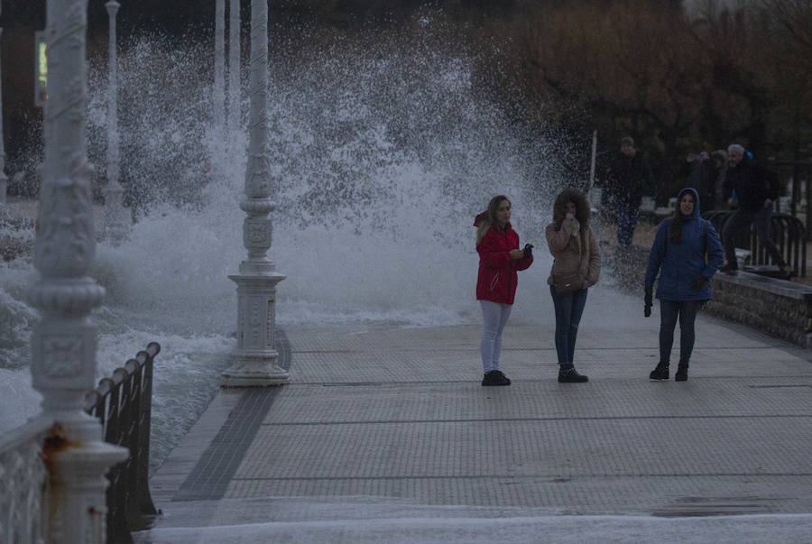 Árboles caídos, carreteras cortadas, paseos cerrados... El temporal de viento y lluvia que azota Gipuzkoa ha dejado numerosas incidencias a lo largo y ancho del territorio