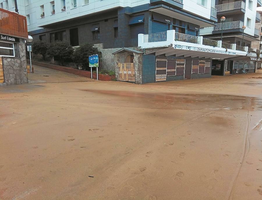 Árboles caídos, carreteras cortadas, paseos cerrados... El temporal de viento y lluvia que azota Gipuzkoa ha dejado numerosas incidencias a lo largo y ancho del territorio