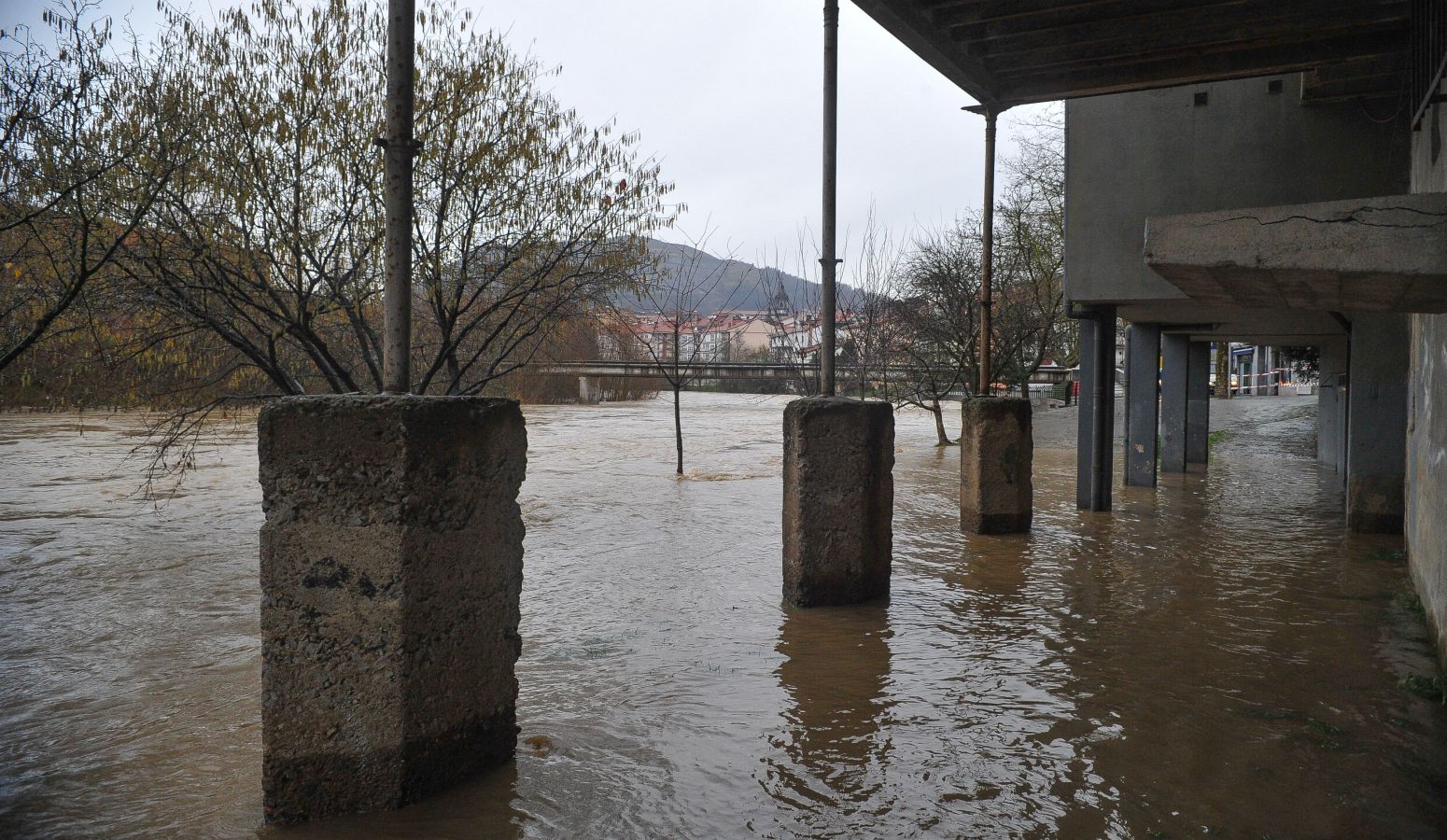 En Andoain el agua se ha salido de su cauce y ha provocado alguna pequeña inundación en el momento de la pleamar