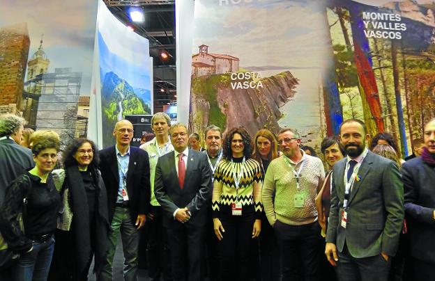 Turismo. La delegación de Debabarrena y el Geoparque de la Costa Vasca junto con el consejero de Turismo, Comercio y Consumo del Gobierno Vasco, Alfredo Retortillo, y el diputado foral de Cultura y Turismo, Denis Itxaso. 