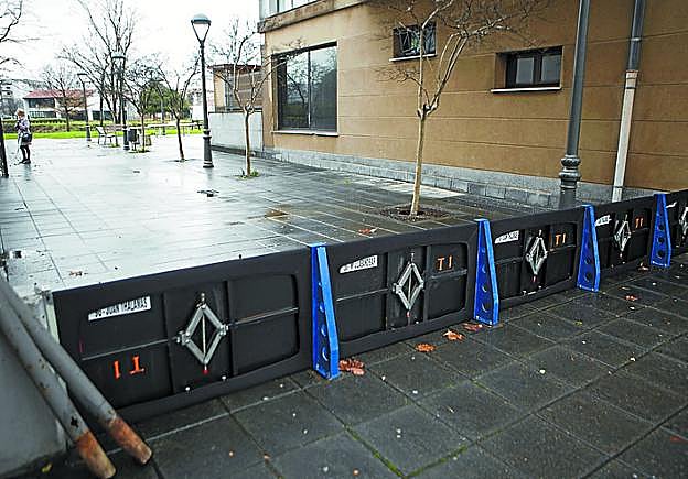 Las compuertas permanecieron instaladas ayer. 