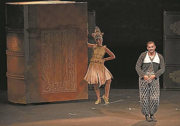 Escena. Nerea Ariznabarreta dando vida a Dulcinea, detrás de Francisco Panza.