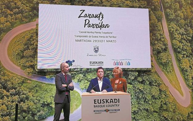 Iñigo Iribarnegaray, Xabier Txurruka y Maite Cruzado presentan 'Zarautz Parrilan' en Fitur.