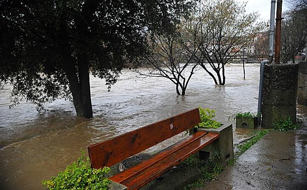 El río Oria se ha debordado ligeramente en algunos puntos de Andoain. 