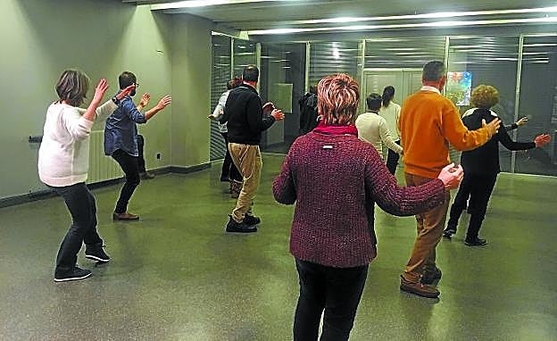 Una clase de taichí de Manuel Hermida, el segundo por la izquierda, en los locales de Capuchinos de la calle Okendo.