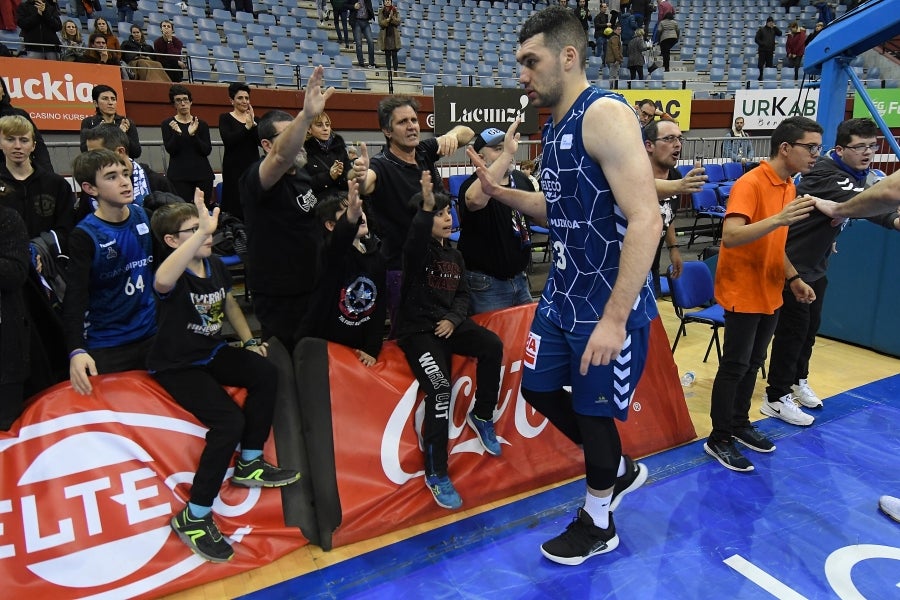 Fisac ha puesto a toda su artillería en pista: McCalebb, Seibutis, Okoye, Radovic y Fran Vázquez con la intención de mandar desde el inicio en el luminoso. 