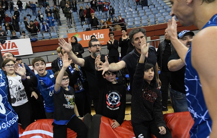 Fisac ha puesto a toda su artillería en pista: McCalebb, Seibutis, Okoye, Radovic y Fran Vázquez con la intención de mandar desde el inicio en el luminoso. 