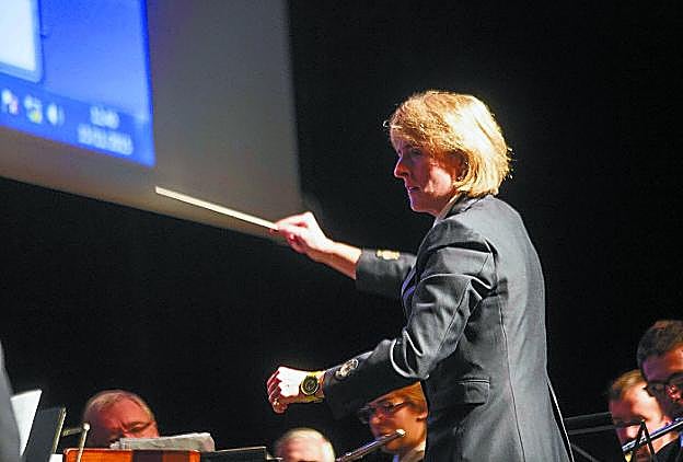 Alazne Alberdi, dirigiendo a los músicos durante un concierto.
