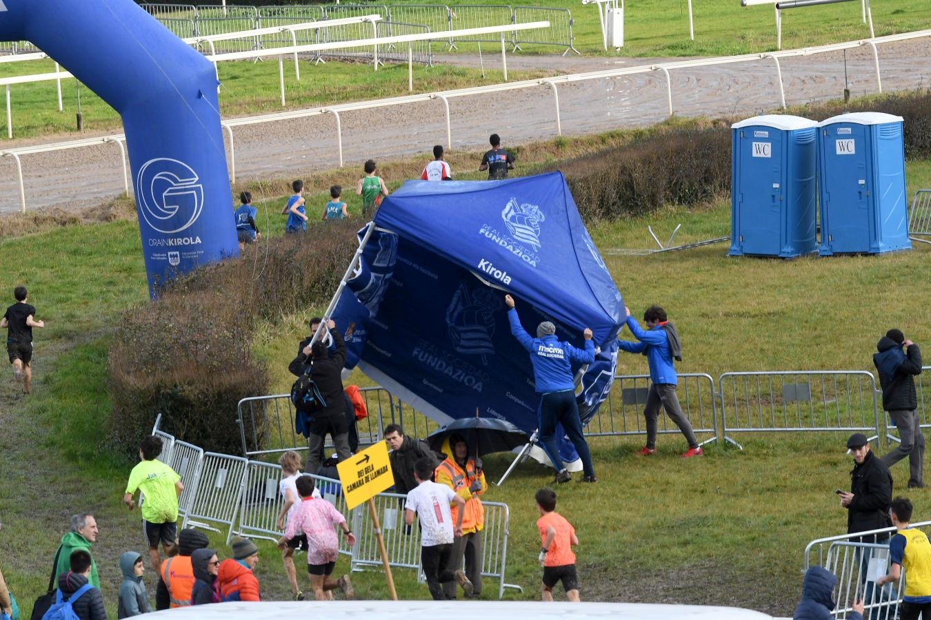 Infernal mañana en el hipódromo donostiarra, con poco público