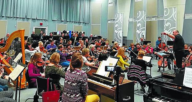 Experiencia. Laskurain, al mando de la orquesta en uno de los ensayos celebrados en Minsk.