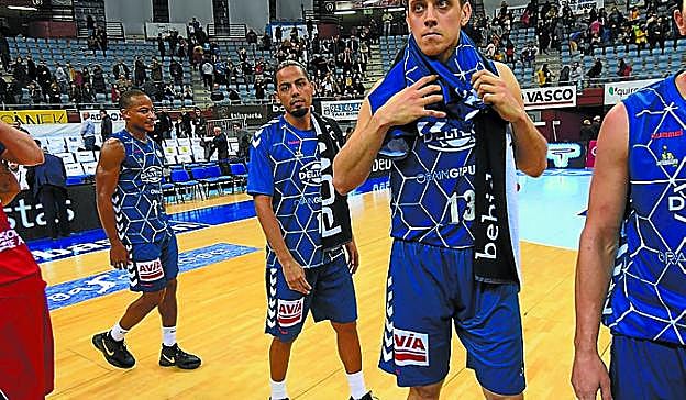 Van Lacke tiene el balón sobre la defensa de Seibutis. 