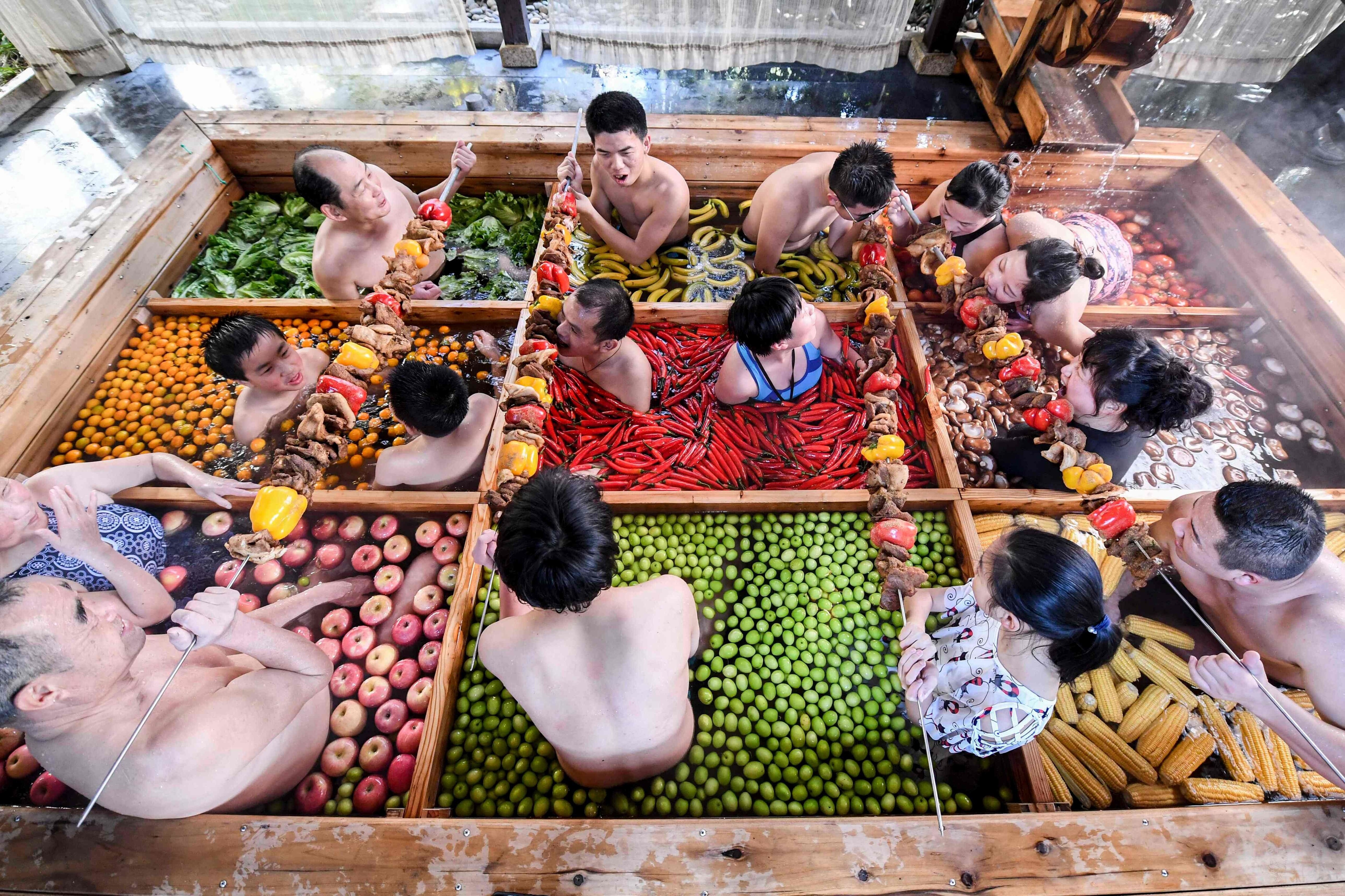 Los huéspedes del hotel Hangzhou disfrutan en una piscina de aguas termales con forma de olla. Estas aguas termales están diseñadas para promover un estilo de vida saludable en el período previo al Año Nuevo Lunar, o festival de primavera, que comienza la primera semana de febrero.