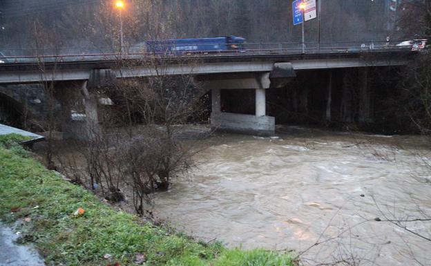 Imagen principal - Lugar del accidente con el coche sumergido en las aguas del río Oria. 