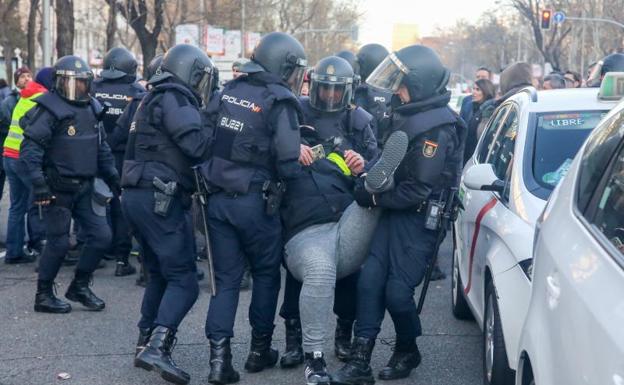 Los taxistas se concentran en el Paseo de la Castellana.