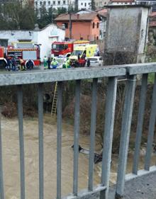 Imagen secundaria 2 - Lugar del accidente con el coche sumergido en las aguas del río Oria. 