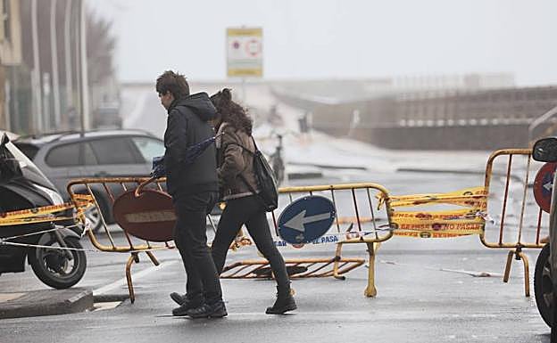 El acceso al Paseo Nuevo de Donostia se ha vuelto a cerrar hoy. 