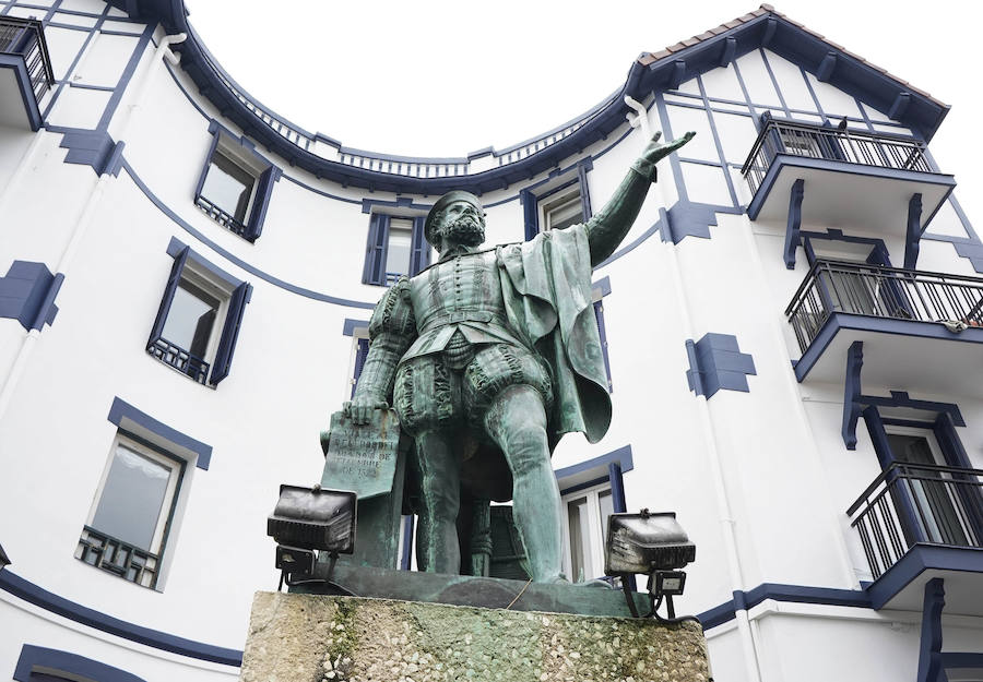 El Ministerio de Defensa tiene intención de erigir una estatua en memoria de Juan Sebastián Elcano en el centro de Madrid. El monumento está vinculado con los actos del quinto centenario de la expedición que dio la primera vuelta al mundo. Será la segunda efigie que recuerde al marino de Getaria fuera del territorio guipuzcoan. El primero está en Sevilla.