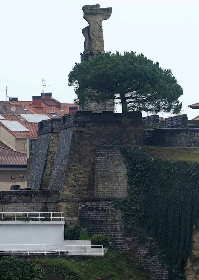 El Ministerio de Defensa tiene intención de erigir una estatua en memoria de Juan Sebastián Elcano en el centro de Madrid. El monumento está vinculado con los actos del quinto centenario de la expedición que dio la primera vuelta al mundo. Será la segunda efigie que recuerde al marino de Getaria fuera del territorio guipuzcoan. El primero está en Sevilla.