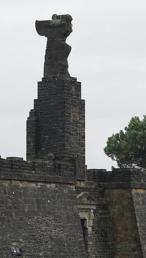 El Ministerio de Defensa tiene intención de erigir una estatua en memoria de Juan Sebastián Elcano en el centro de Madrid. El monumento está vinculado con los actos del quinto centenario de la expedición que dio la primera vuelta al mundo. Será la segunda efigie que recuerde al marino de Getaria fuera del territorio guipuzcoan. El primero está en Sevilla.