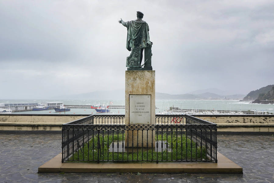 El Ministerio de Defensa tiene intención de erigir una estatua en memoria de Juan Sebastián Elcano en el centro de Madrid. El monumento está vinculado con los actos del quinto centenario de la expedición que dio la primera vuelta al mundo. Será la segunda efigie que recuerde al marino de Getaria fuera del territorio guipuzcoan. El primero está en Sevilla.