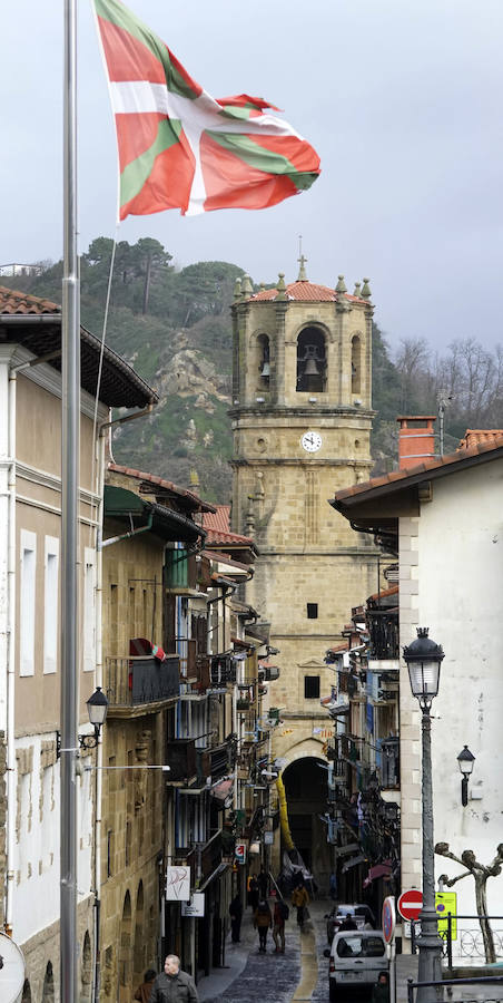 El Ministerio de Defensa tiene intención de erigir una estatua en memoria de Juan Sebastián Elcano en el centro de Madrid. El monumento está vinculado con los actos del quinto centenario de la expedición que dio la primera vuelta al mundo. Será la segunda efigie que recuerde al marino de Getaria fuera del territorio guipuzcoan. El primero está en Sevilla.