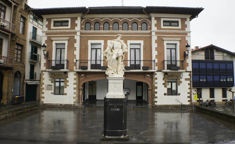El Ministerio de Defensa tiene intención de erigir una estatua en memoria de Juan Sebastián Elcano en el centro de Madrid. El monumento está vinculado con los actos del quinto centenario de la expedición que dio la primera vuelta al mundo. Será la segunda efigie que recuerde al marino de Getaria fuera del territorio guipuzcoan. El primero está en Sevilla.