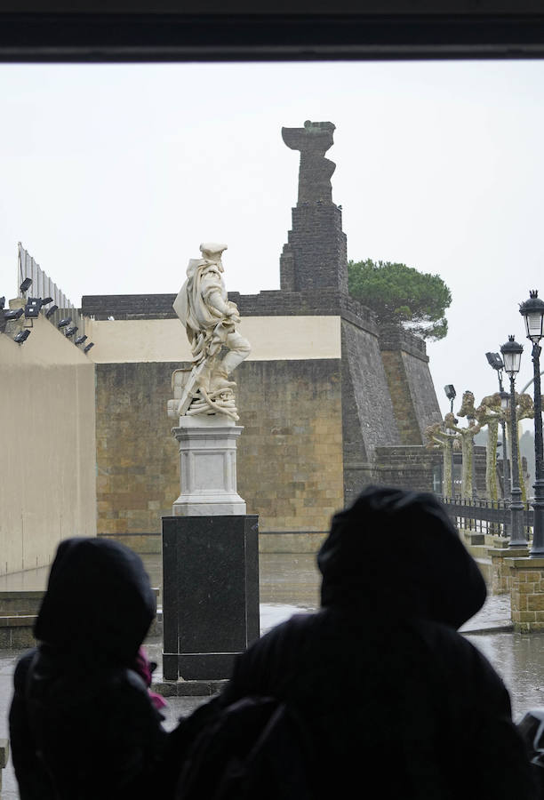 El Ministerio de Defensa tiene intención de erigir una estatua en memoria de Juan Sebastián Elcano en el centro de Madrid. El monumento está vinculado con los actos del quinto centenario de la expedición que dio la primera vuelta al mundo. Será la segunda efigie que recuerde al marino de Getaria fuera del territorio guipuzcoan. El primero está en Sevilla.