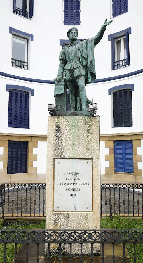 El Ministerio de Defensa tiene intención de erigir una estatua en memoria de Juan Sebastián Elcano en el centro de Madrid. El monumento está vinculado con los actos del quinto centenario de la expedición que dio la primera vuelta al mundo. Será la segunda efigie que recuerde al marino de Getaria fuera del territorio guipuzcoan. El primero está en Sevilla.