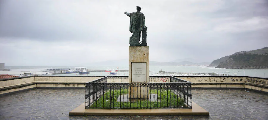 La estatua de Elcano que mira al puerto de Getaria, obra de Antonio Palao, estuvo durante años en el Paseo Nuevo de Donostia