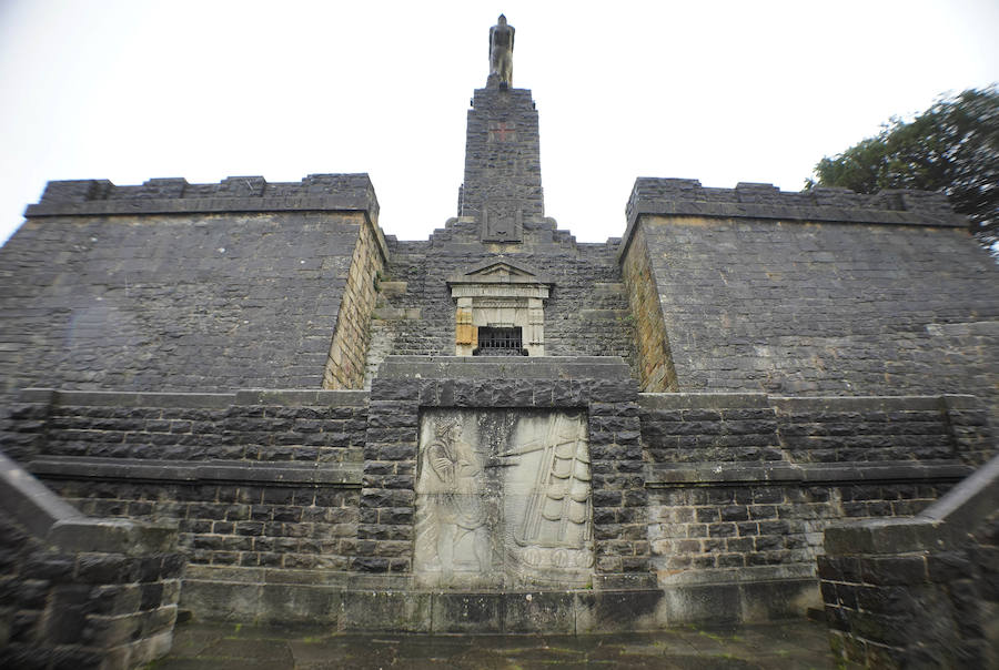 El Ministerio de Defensa tiene intención de erigir una estatua en memoria de Juan Sebastián Elcano en el centro de Madrid. El monumento está vinculado con los actos del quinto centenario de la expedición que dio la primera vuelta al mundo. Será la segunda efigie que recuerde al marino de Getaria fuera del territorio guipuzcoan. El primero está en Sevilla.