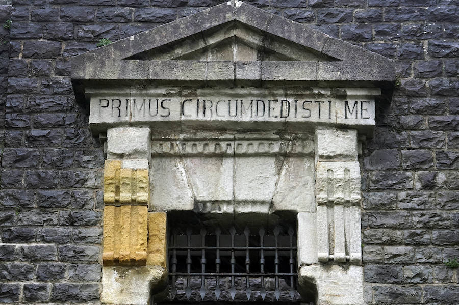 El Ministerio de Defensa tiene intención de erigir una estatua en memoria de Juan Sebastián Elcano en el centro de Madrid. El monumento está vinculado con los actos del quinto centenario de la expedición que dio la primera vuelta al mundo. Será la segunda efigie que recuerde al marino de Getaria fuera del territorio guipuzcoan. El primero está en Sevilla.