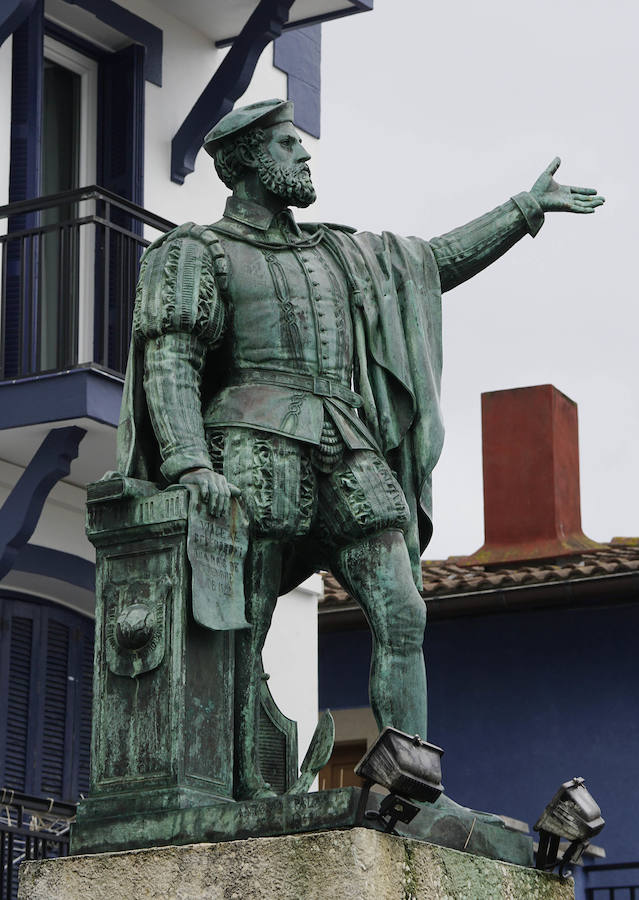 El Ministerio de Defensa tiene intención de erigir una estatua en memoria de Juan Sebastián Elcano en el centro de Madrid. El monumento está vinculado con los actos del quinto centenario de la expedición que dio la primera vuelta al mundo. Será la segunda efigie que recuerde al marino de Getaria fuera del territorio guipuzcoan. El primero está en Sevilla.
