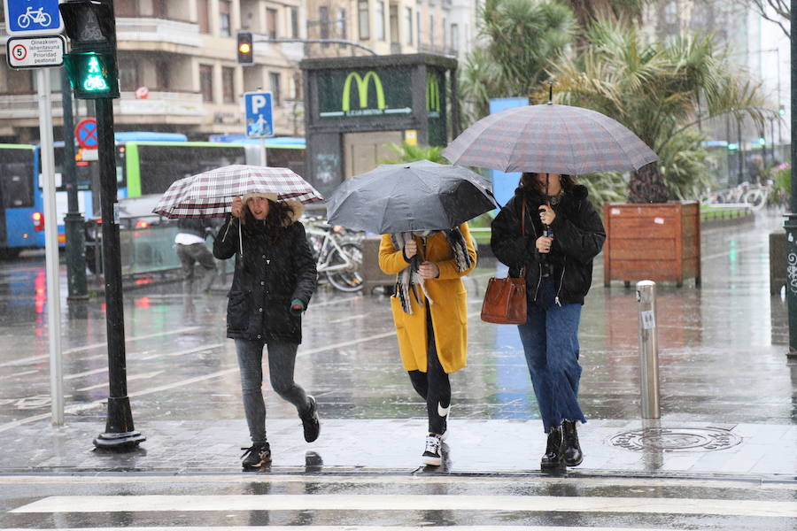 El frío, la lluvia, el viento y el fuerte oleaje siguen siendo los protagonistas de un tiempo invernal en Donostia. Los bomberos han realizado una docena de actuaciones a consecuencia del viento. Se ha cortado el acceso al Paseo Nuevo, el Peine del Viento y al espigón de la Zurriola. También se ha prohibido el acceso al parque Cristina Enea, mientras que Urgull, Aiete y Miramar se encuentran parcialmente cerrados. 
