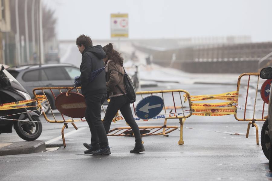El frío, la lluvia, el viento y el fuerte oleaje siguen siendo los protagonistas de un tiempo invernal en Donostia. Los bomberos han realizado una docena de actuaciones a consecuencia del viento. Se ha cortado el acceso al Paseo Nuevo, el Peine del Viento y al espigón de la Zurriola. También se ha prohibido el acceso al parque Cristina Enea, mientras que Urgull, Aiete y Miramar se encuentran parcialmente cerrados. 