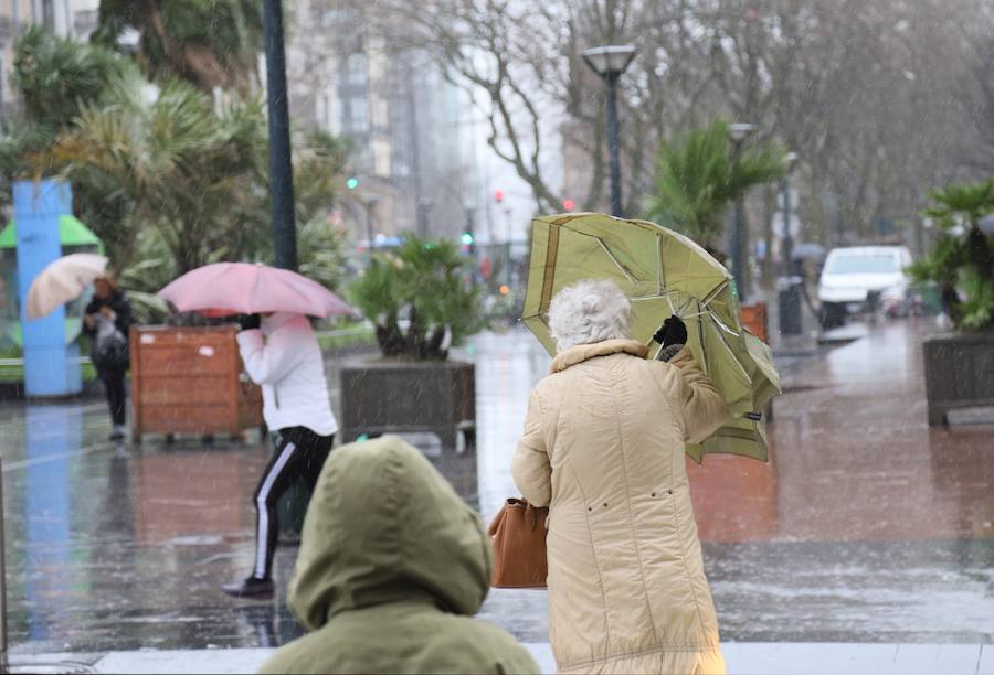 El frío, la lluvia, el viento y el fuerte oleaje siguen siendo los protagonistas de un tiempo invernal en Donostia. Los bomberos han realizado una docena de actuaciones a consecuencia del viento. Se ha cortado el acceso al Paseo Nuevo, el Peine del Viento y al espigón de la Zurriola. También se ha prohibido el acceso al parque Cristina Enea, mientras que Urgull, Aiete y Miramar se encuentran parcialmente cerrados. 